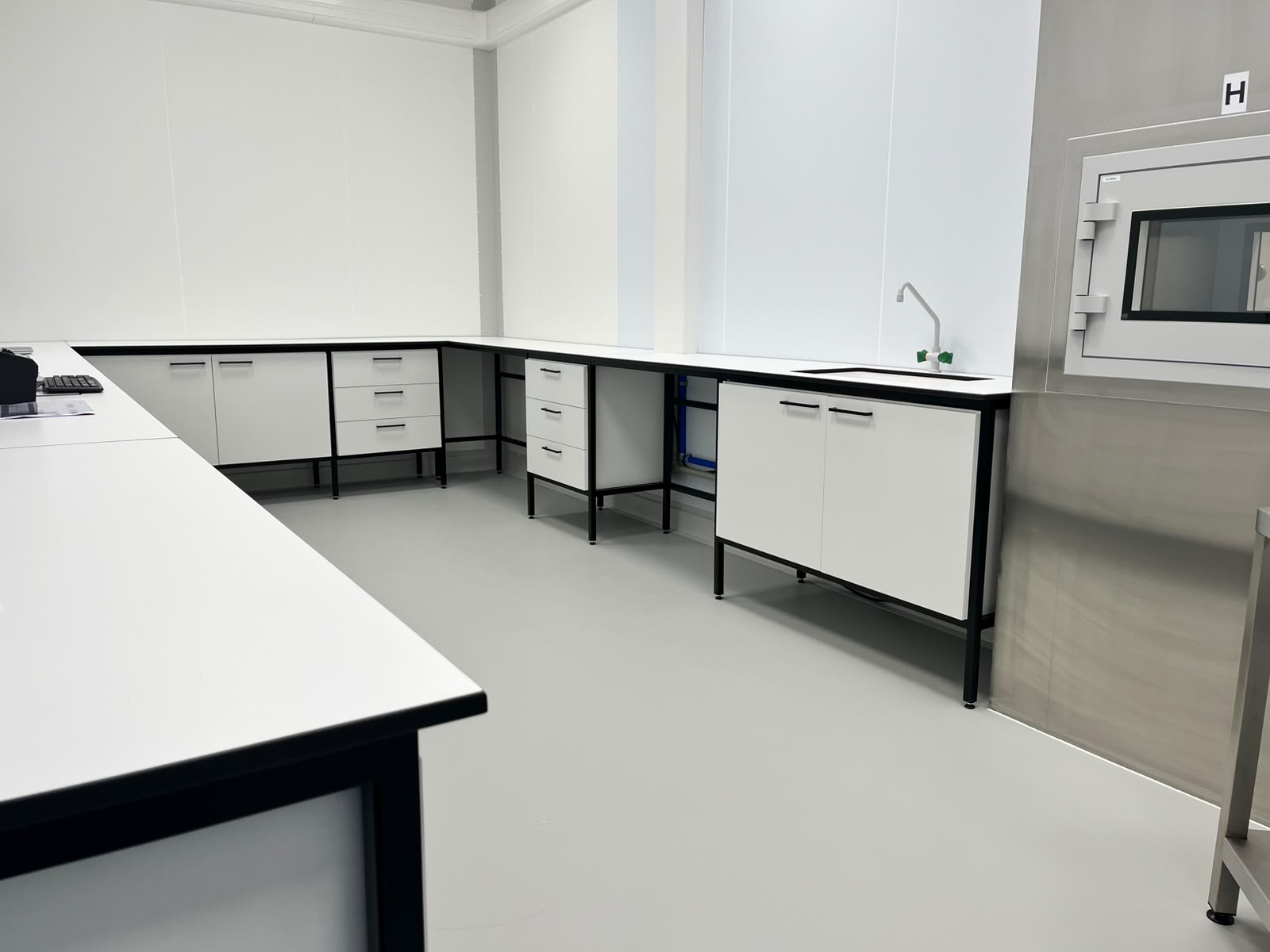 Przyścienny stół laboratoryjny z komorą zlewowa i blatem chemoodpornym